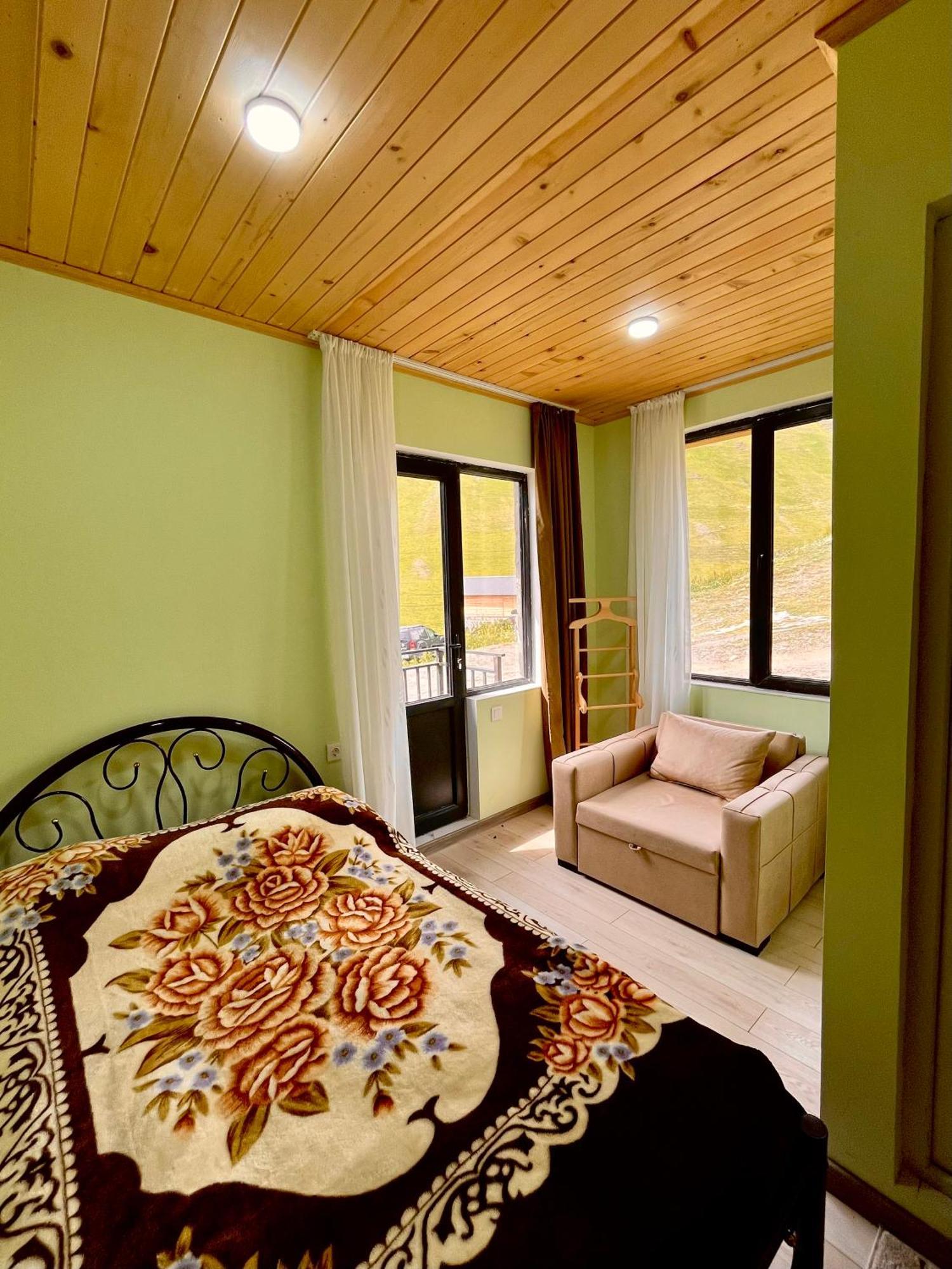Hotel Gamarjoba Guest And Art House Ushguli Exterior foto